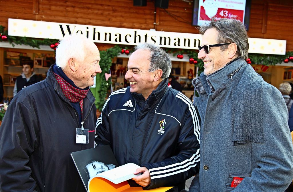 Hansi Müller (Mitte) ist einer der Charakterköpfe. Links Thomas Zell, der Vorsitzende von Weihnachtsmann & Co,  rechts Autor Uwe Bogen. Foto: Helmut Ulrich