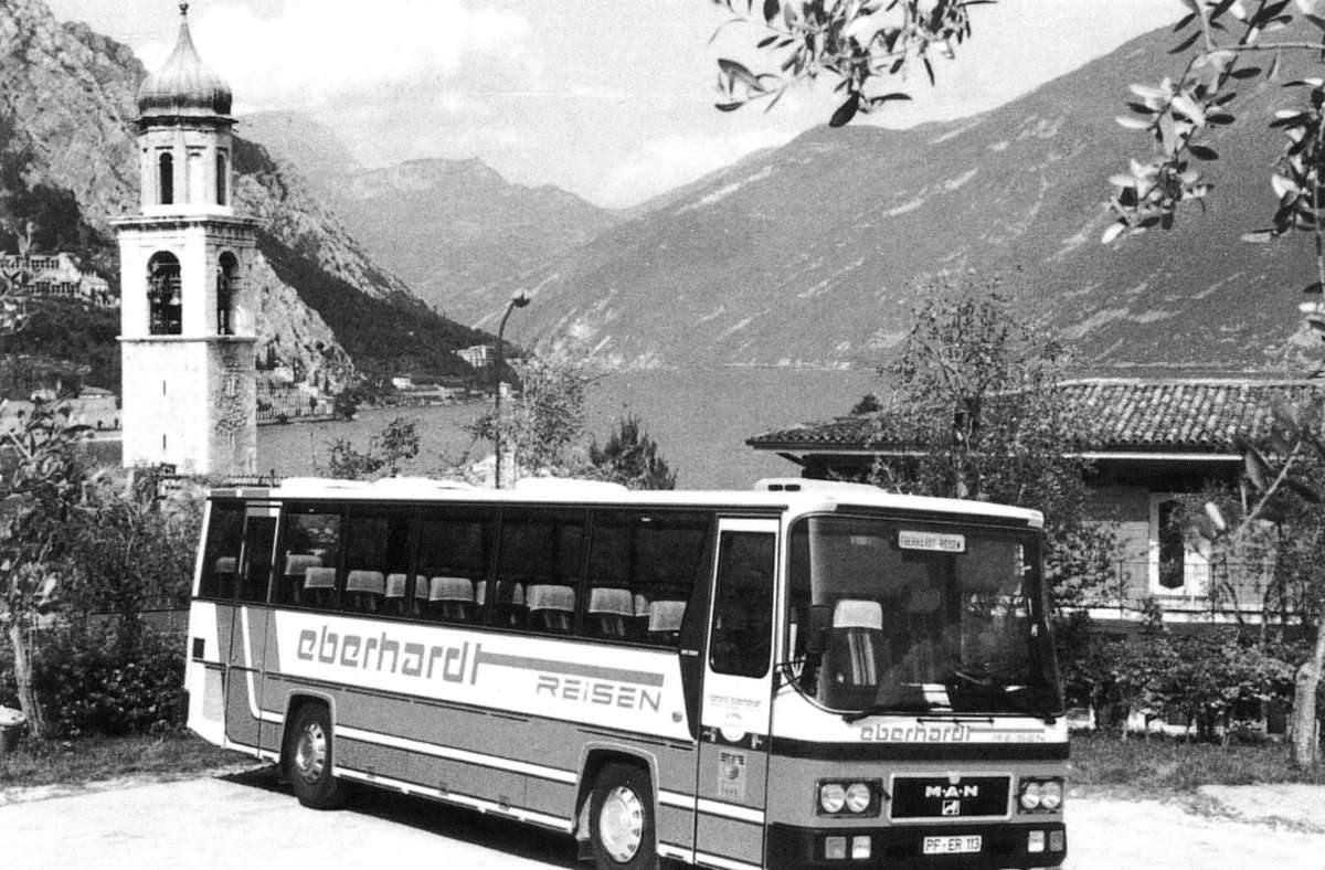 Unterwegs in 1975: ein Bus des Unternehmens
