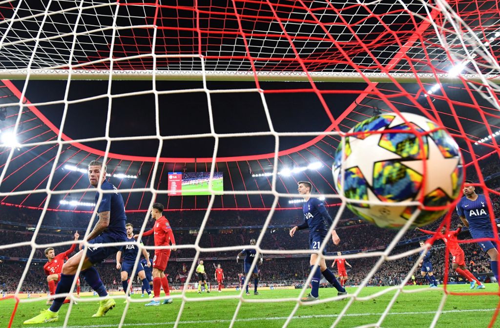 Und da zappelt der Ball im Netz der Spurs: Thomas Müller (ganz li.) jubelt über den Treffer zur 2:1-Führung des FC Bayern.