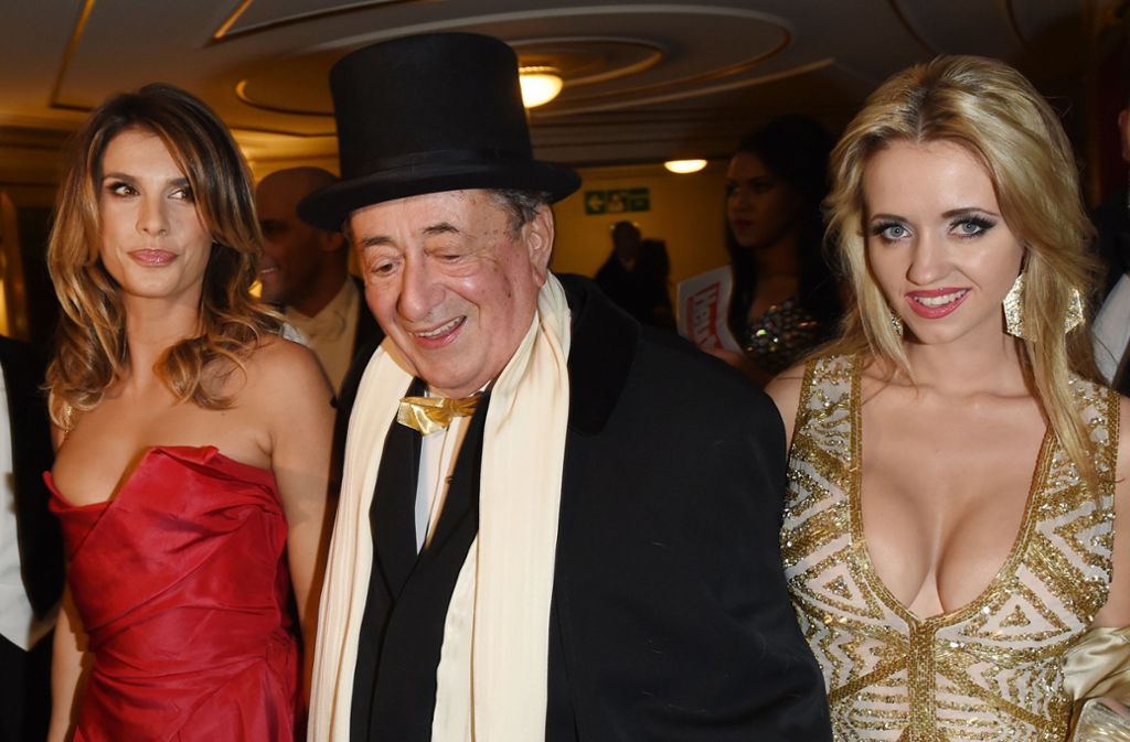 2015 begleitete die italienische Schauspielerin Elisabetta Canalis (links) Richard Lugner zum Opernball. Sie hatte im Vorfeld angeblich extra Tanzstunden genommen. Rechts im Bild: Lugners damalige Ehefrau Cathy Schmitz.