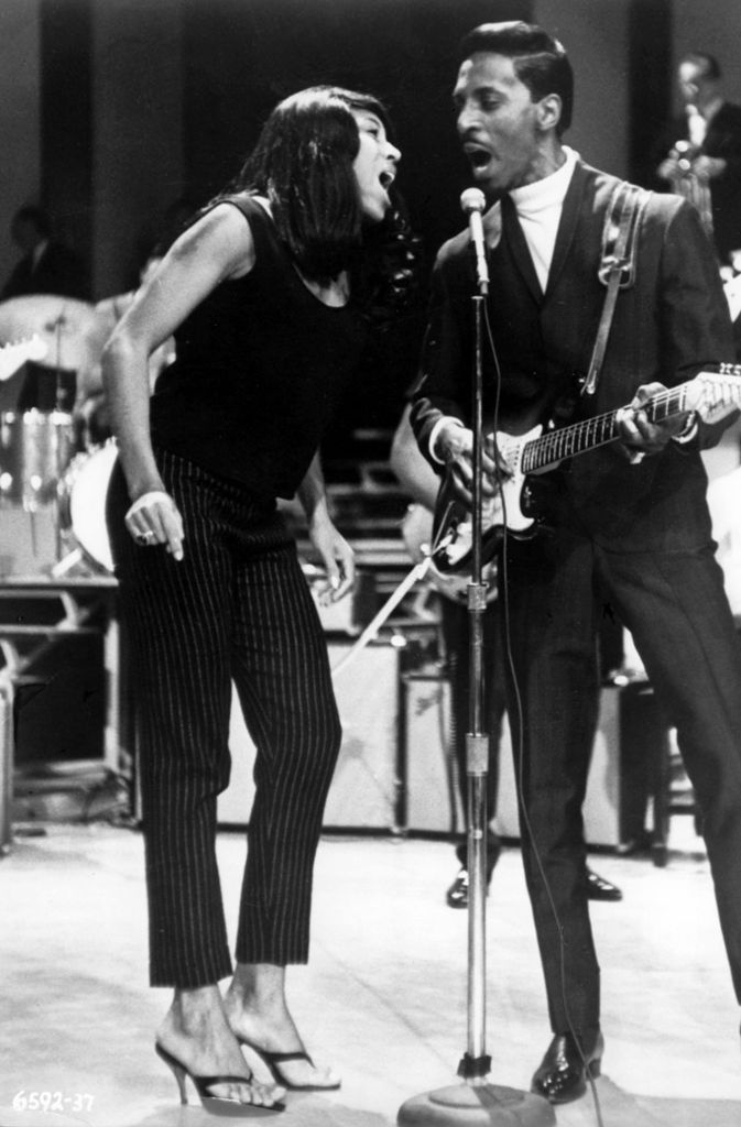 Zusammen mit ihrem damaligen Ehemann Ike Turner (re.) bildete Tina Turner in den 60ern und 70ern ein dynamisches Duo des Soul. Sie produzierten Hits wie „River Deep, Mountain High“ (1966) und „Nutbush City Limits“ (1973). Privat, enthüllte Tina Turner später, war Ike ein gewalttätiger Despot.