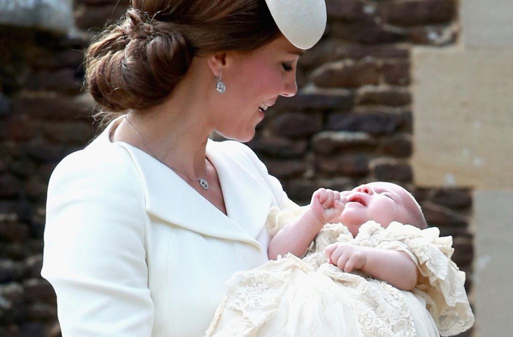 2. Mai 2015: Mit Prinzessin Charlotte, der neugeborenen Tochter von Prinz William und Herzogin Kate, hat die Queen nun fünf Urenkel. Dieses Bild stammt von der Taufe.