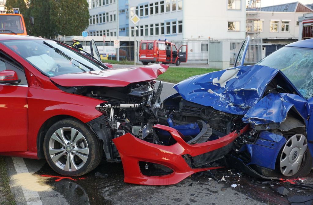 Ein 38-jähriger Fahrer war gegen 17.15 Uhr mit seinem VW Golf in die Gegenfahrbahn gekommen und dort frontal mit einem entgegenkommenden Mercedes kollidiert.