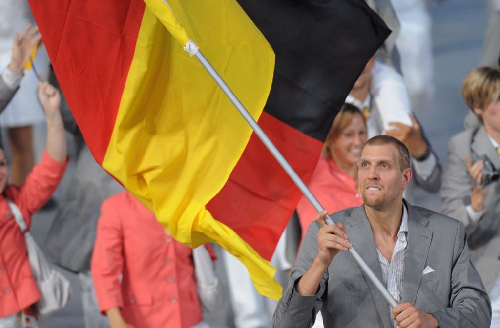 2008: Nowitzki trägt die Flagge des deutschen Teams bei den Olympischen Spielen in Peking.