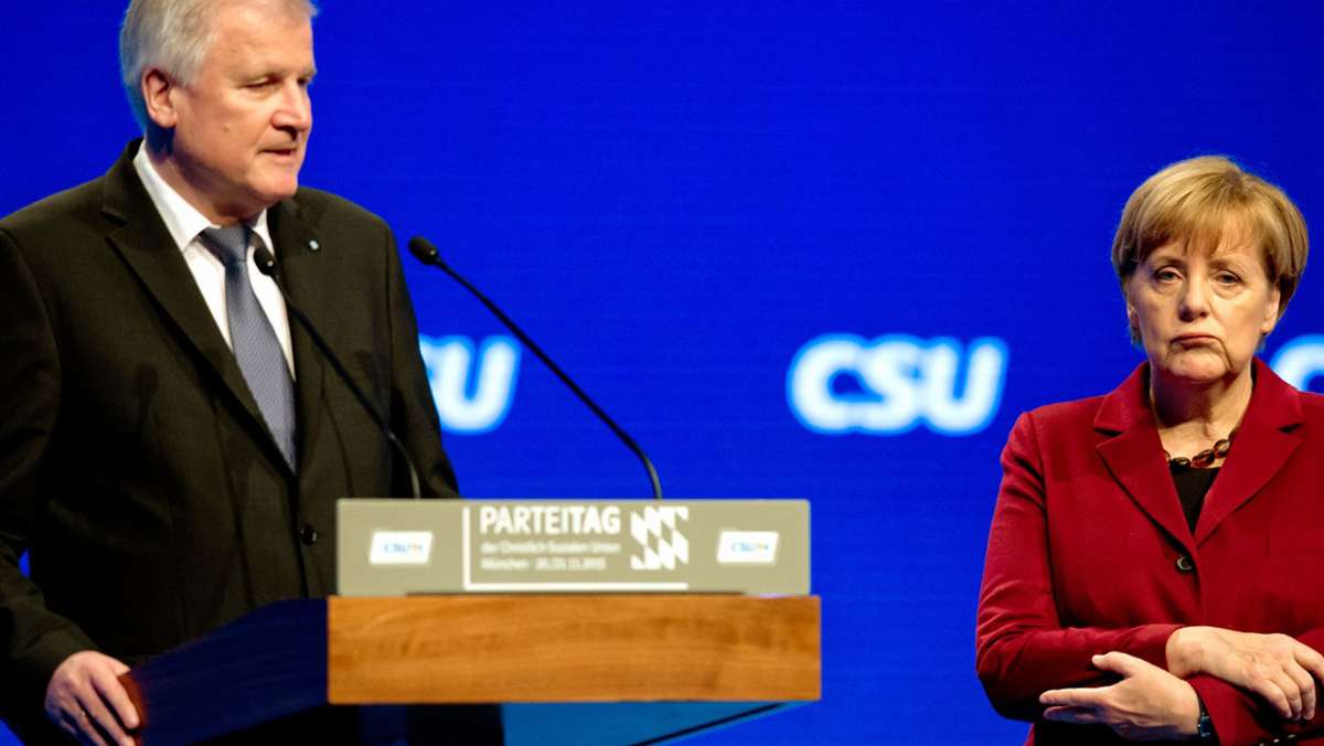 Horst Seehofer: CSU-Politiker baut Merkel-Figur in seine Modelleisenbahn ein