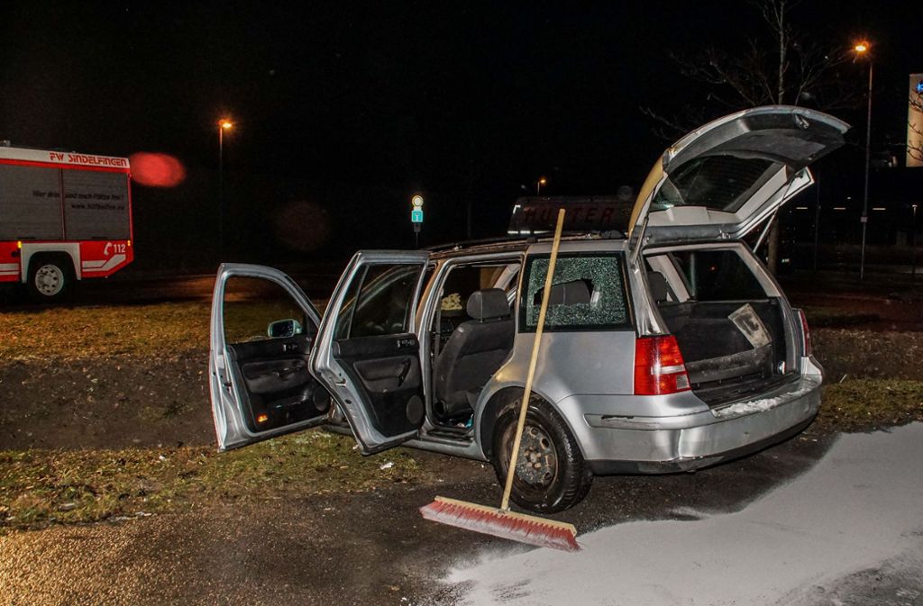 Durch einen Zeugen wurde am frühen Sonntag gegen 1.45 Uhr eine beschädigte Einfahrtsschranke zum „Sensapolis-Parkplatz“ in Sindelfingen gemeldet.