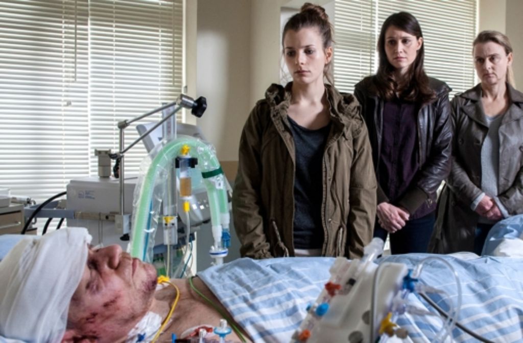 ... landet schwer verletzt im Krankenhaus. Anna, Maren Tilly (Julia Schneider) und Claudia Hasberger (Barbara Ullmann, v.l.n.r.) besuchen ihn.