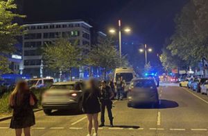 Die Polizei sperrte die Theodor-Heuss-Straße ab und kontrolliert die Teilnehmenden des Autokorsos. Foto: 7aktuell/Andreas Werner