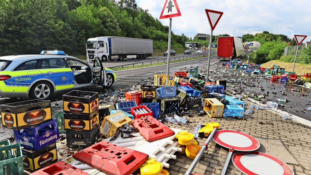 Spektakulärer Unfall bei Ditzingen: Sattelzug verliert Dutzende Getränkekisten auf Autobahn-Auffahrt