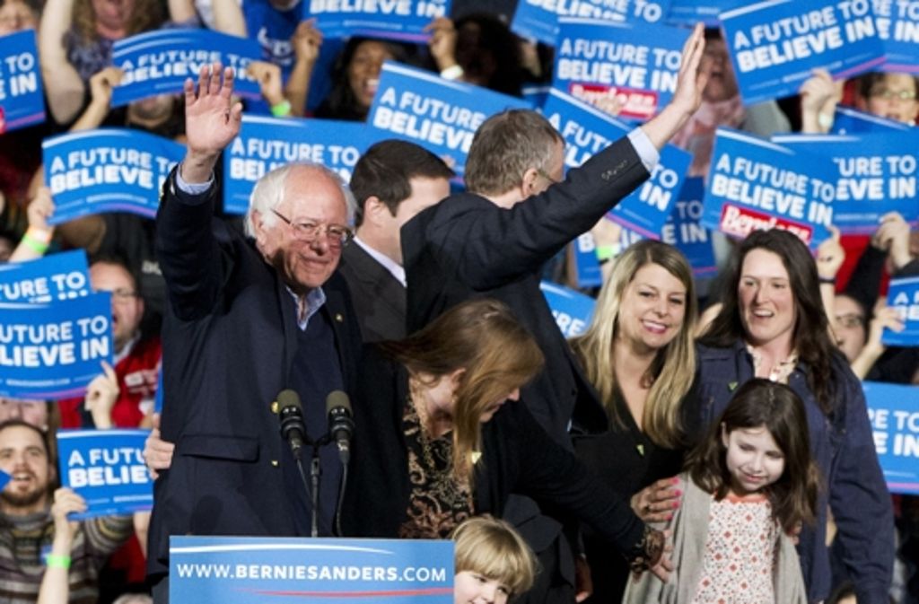 ... der sollte Bernie Sanders unterstützen. Der Underdog im Kandidatenrennen der Demokraten zeigt sich mit seiner Familie in Vermont – im Hintergrund die obligatorischen Wahlkampfhelfer samt Plakaten.