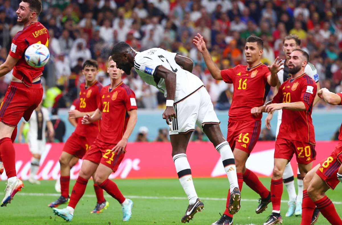 Antonio Rüdiger trifft gegen Spanien per Kopf – steht jedoch im Abseits. Foto: dpa/Tom Weller
