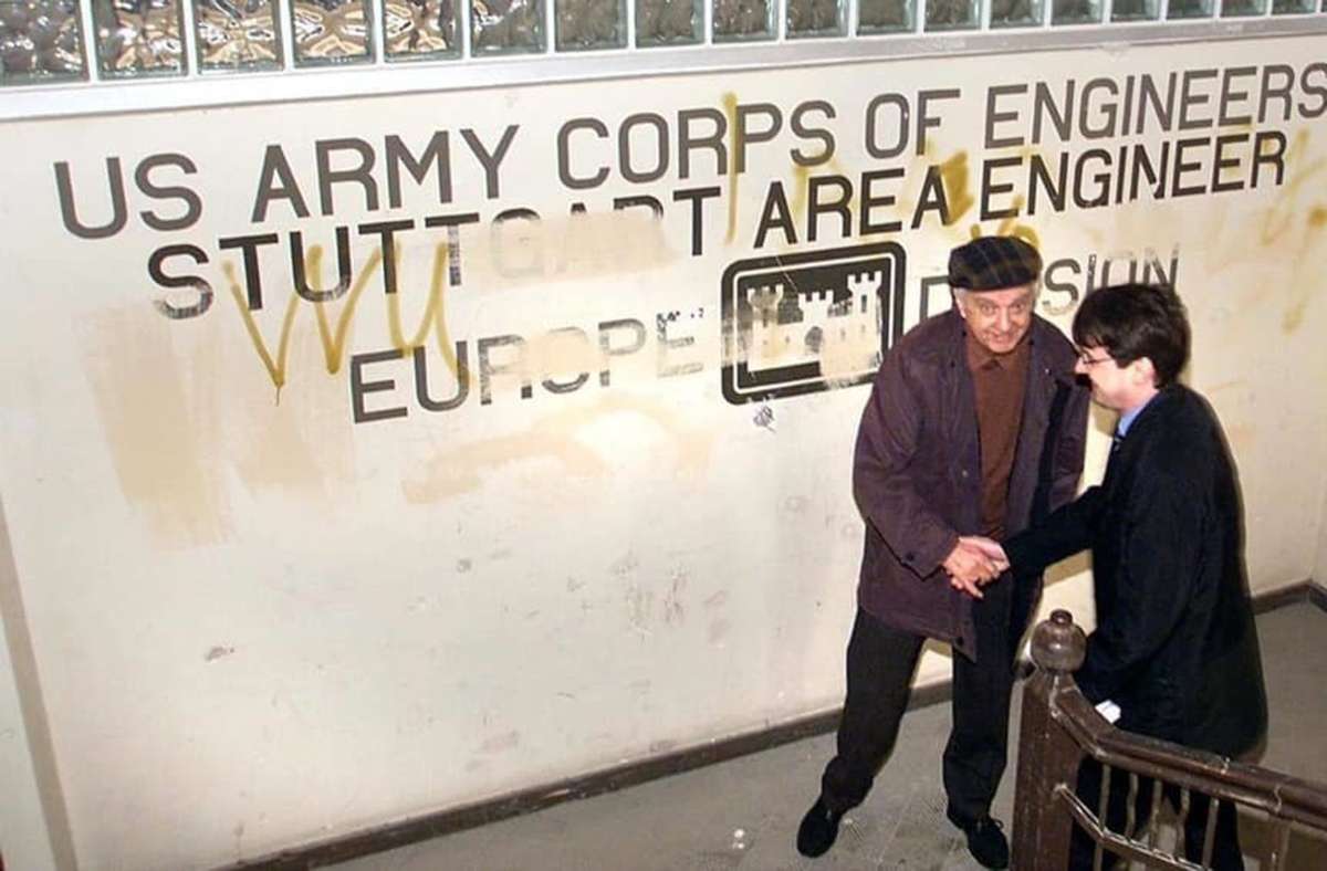 Der damalige CDU-Fraktionschef und spätere Bürgermeister Michael Föll (rechts) besichtigt 2001 die ehemalige Kaserne, in der zuletzt US-Soldaten stationiert waren.