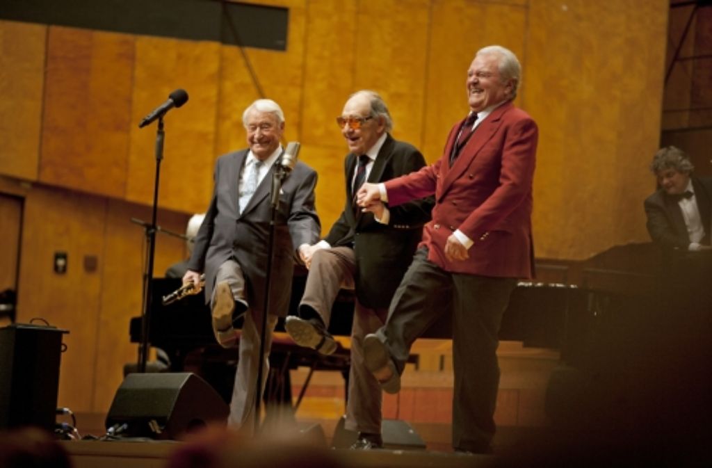 Swinglegenden Max Greger, Hugo Strasser, Paul Kuhn und Max Greger (von links) mit der SWR Big Band im Beethovensaal, Liederhalle Stuttgart.