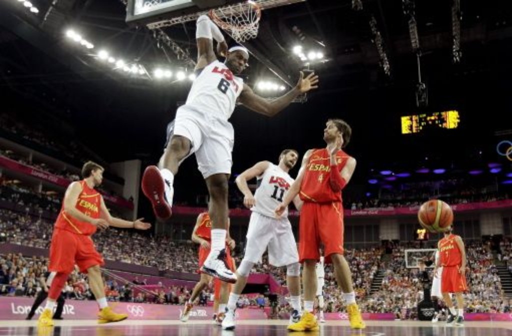 Das US-Dream Team hat erwartungsgemäß olympisches Gold im Basketball geholt. Gegen Spanien war NBA-Star LeBron James überragend. Doch einfach war das Match, das die USA mit 107:100 gegen tapfer kämpfende Spanier gewinnen, keinesfalls. Das zeigt auch der große Jubel der NBA-Stars nach dem Titelgewinn.