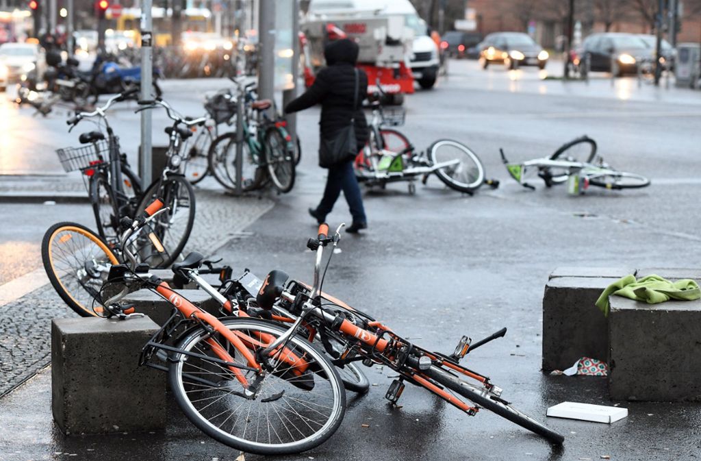 Vor dem Hauptbahnhof in Berlin liegen Fahrräder, die der Orkan umgeworfen hat.