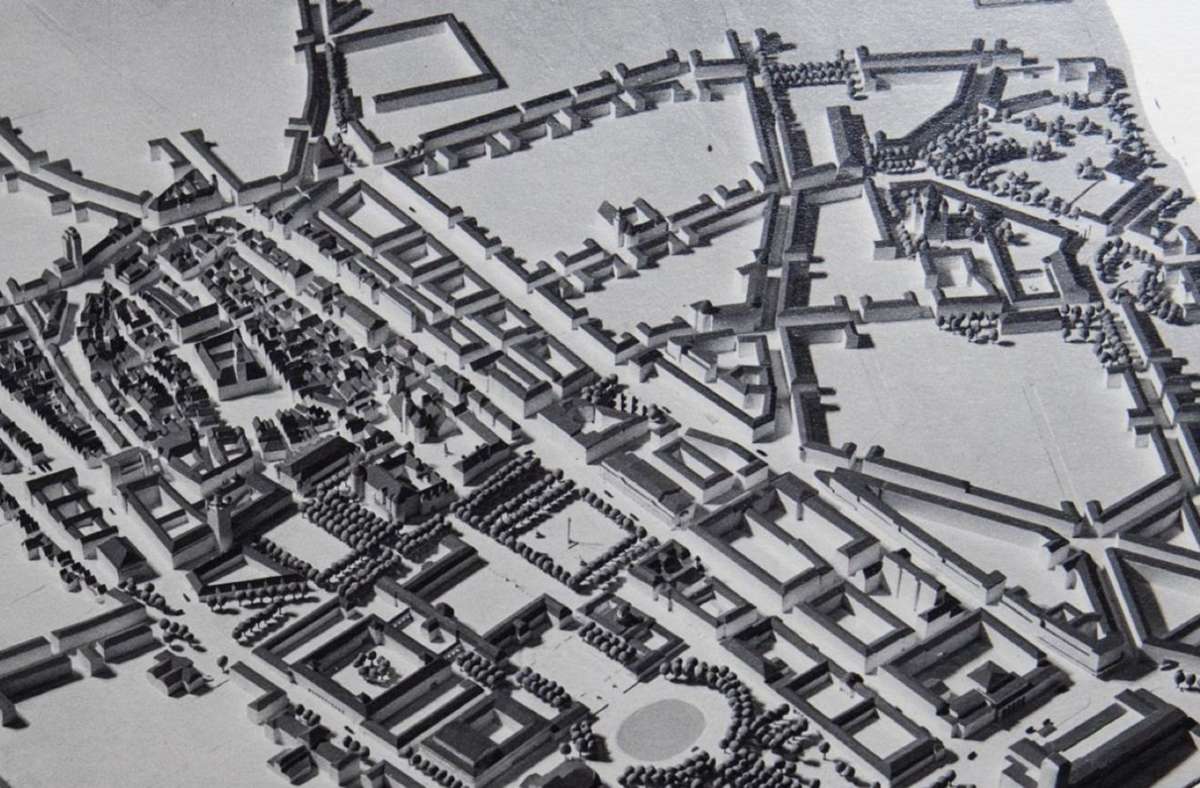 1936 macht Baul Bonatz einen ersten Vorschlag für den Umbau der Innenstadt. Gut zu erkennen sind etwa die Königstraße in der Bildmitte sowie die bereits als Verkehrsschneise fungierende Rote Straße (heute Theodor-Heuss-Straße) etwas oberhalb davon.