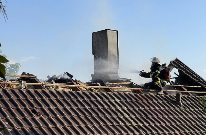 Stuttgart-Feuerbach: Feuerwehr rückt zu Dachstuhlbrand aus
