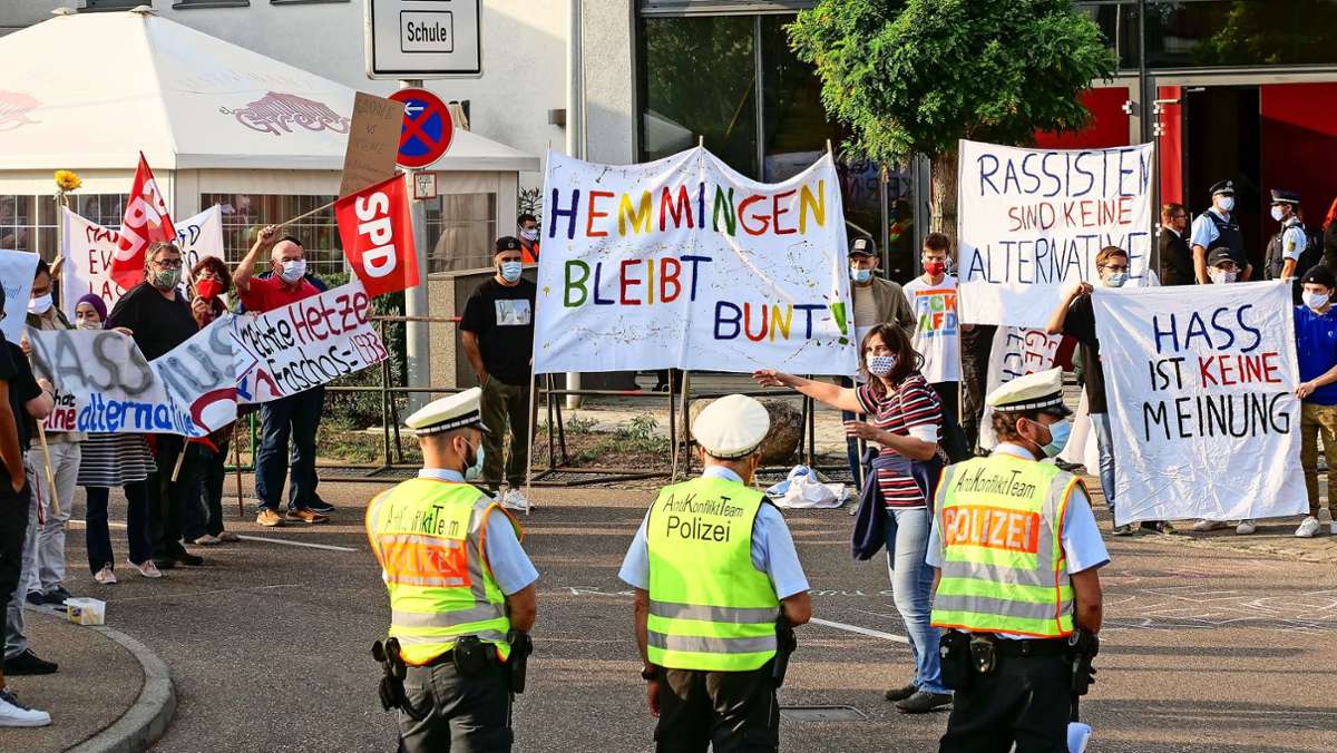  Nach Schätzungen der Polizei haben am Mittwochabend rund 200 Menschen in der kleinsten Strohgäu-Kommune Hemmingen mit Parolen auf Schildern und Transparenten ihren Unmut über eine politische Veranstaltung der AfD ausgedrückt. 