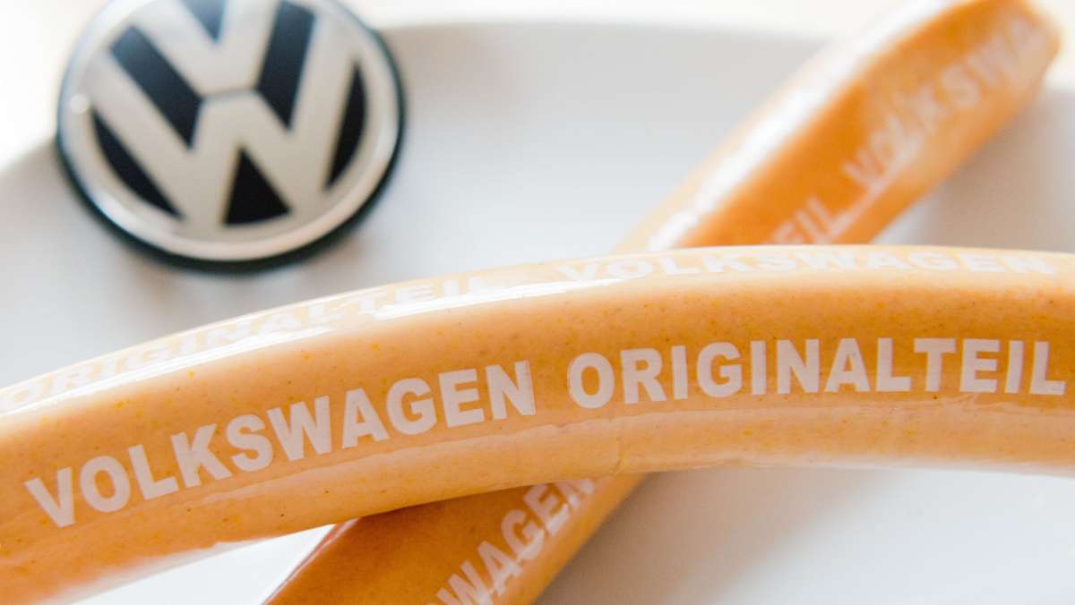  Die Nachricht vom Currywurst-Aus in einem VW-Betriebsrestaurant in Wolfsburg platzte letztes Jahr ins Sommerloch. Vor allem ein Beitrag von Altkanzler Schröder dazu befeuerte die Veggie-Debatte. Wie ist die Entscheidung der Kantine im ersten halben Jahr geschluckt worden` 