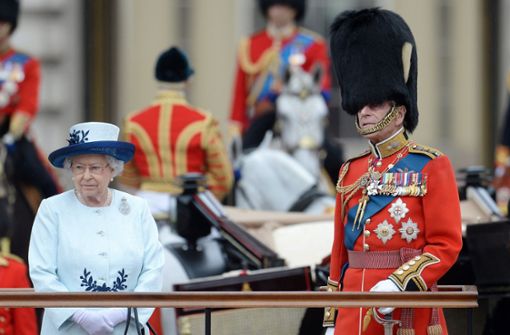 Queen Elizabeth II und ihr Mann, der Duke of Edinburgh Prinz Philip, während der Geburtstagsparade „Trooping the colours“ für die Königin 2014. Foto: dpa/Andy Rain