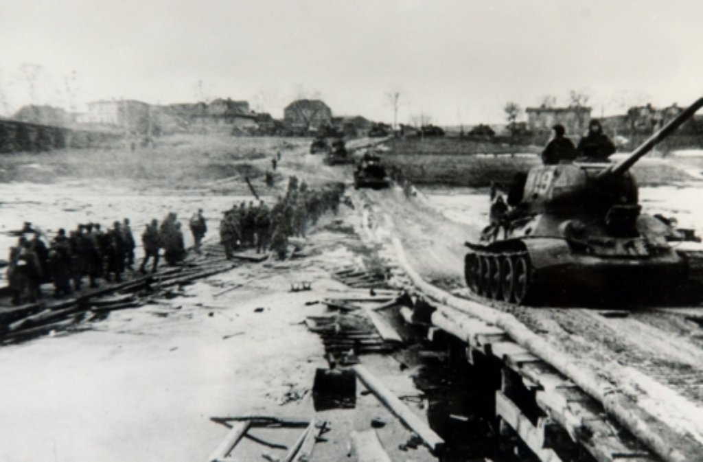 Im Museum der Gedenkstätte Seelower Höhen im gleichnamigen brandenburgischen Ort ist am 20.01.2005 ein Foto vom Februar 1945 zu sehen, das russische Panzer beim Überqueren der Oder auf einer Behelfsbrücke und im Gegenverkehr abgelöste Infanterie zeigt.