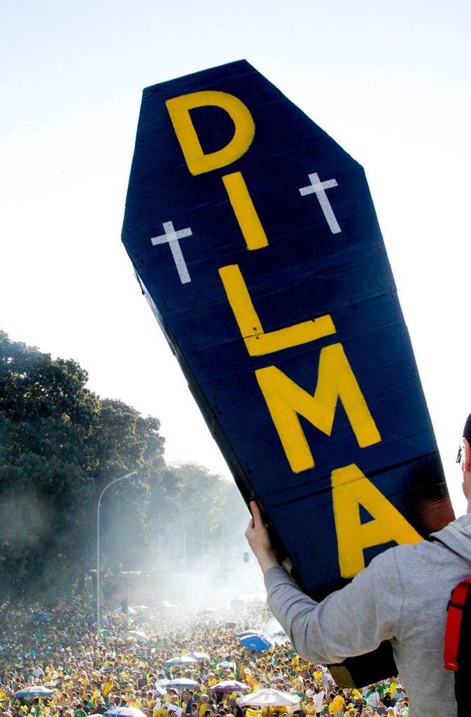 Die Mehrheit der Brasilianer prostestierte gegen Dilma Rousseff. Zuletzt lag die Zustimmung zu der Politikerin der Arbeiterpartei nur noch bei zehn Prozent.