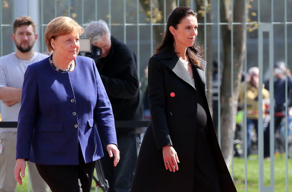 Dass Regierungschefinnen während ihrer Amtszeit ein Kind bekommen, ist weltweit eine Ausnahme. Hier sieht man Jacinda Ardern hochschwanger im April 2018 gemeinsam mit Bundeskanzlerin Angela Merkel.