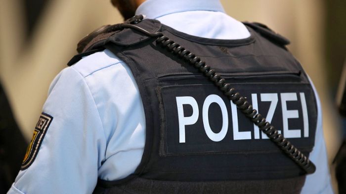 Überfall in Kirchheim am Neckar: Mutmaßlicher Räuber bedroht Polizei mit Messer