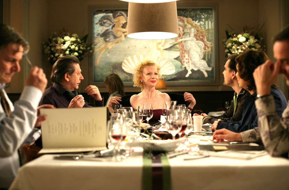 Vera (Sunnyi Melles) thront bei Tisch.