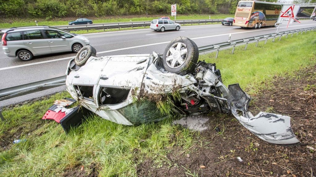 Schlimmer Autounfall in Stuttgart-Vaihingen: 19-Jähriger überschlägt und verletzt sich schwer