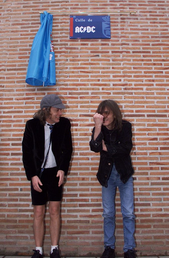 In der spanischen Stadt Leganes wurde sogar eine Straße nach der Band benannt. Die Young-Brüder schauten sie sich an.