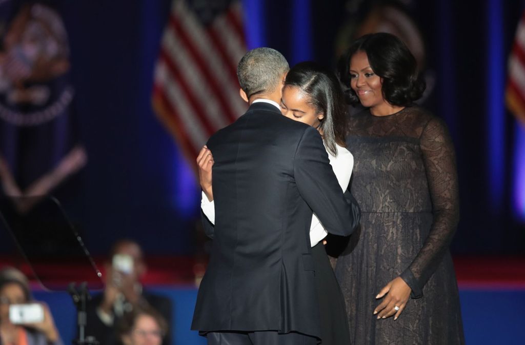 ... direkt nach der Ansprache umarmt sie ihr Vater auf der Bühne ...