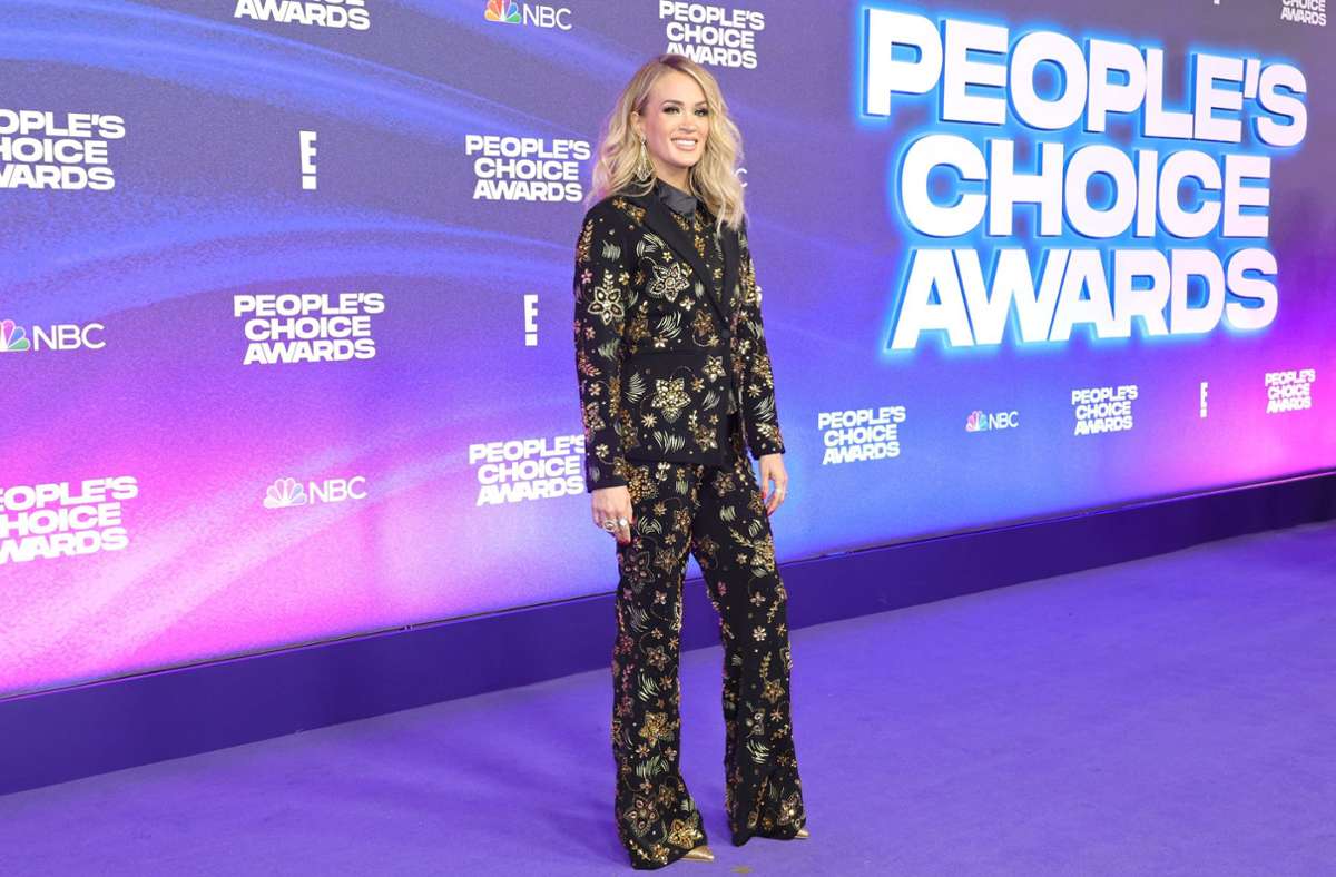 Country-Superstar Carrie Underwood in einem schwarzen Anzug mit funkelnden Blumendetails