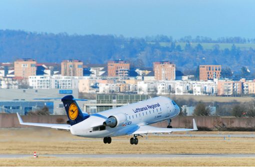 Der Stuttgarter Flughafen (im Foto)  konnte sein Personal eigenen Angaben zufolge größtenteils halten. (Symbolbild) Foto: IMAGO/YAY Images/IMAGO/mpgphoto