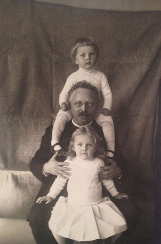 Karl Hugo Schmidt mit Töchterchen Hanna (vorne) und Irmgard