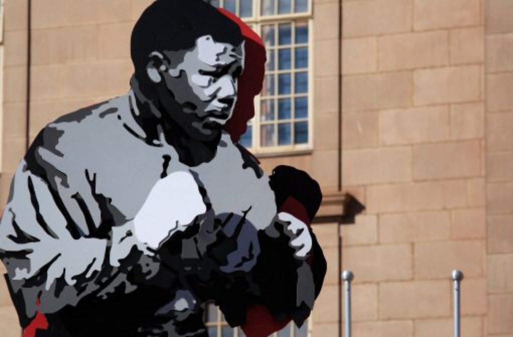 Im Jahr 1993 werden Nelson Mandela und der südafrikanische Regierungschef Willem deKlerk gemeinsam mit dem Friedensnobelpreis ausgezeichnet. Das Foto zeigt eine Ausstellung über das Leben von Nelson Mandela im "Apartheid Museum" in Johannesburg. Der einstige politische Häftling geht am 9. Mai 1994 als Sieger aus den ersten freien Wahlen nach Ende der Trennung zwischen Schwarzen und Weißen hervor und wird von der Nationalversammlung zum Staatspräsidenten gewählt.