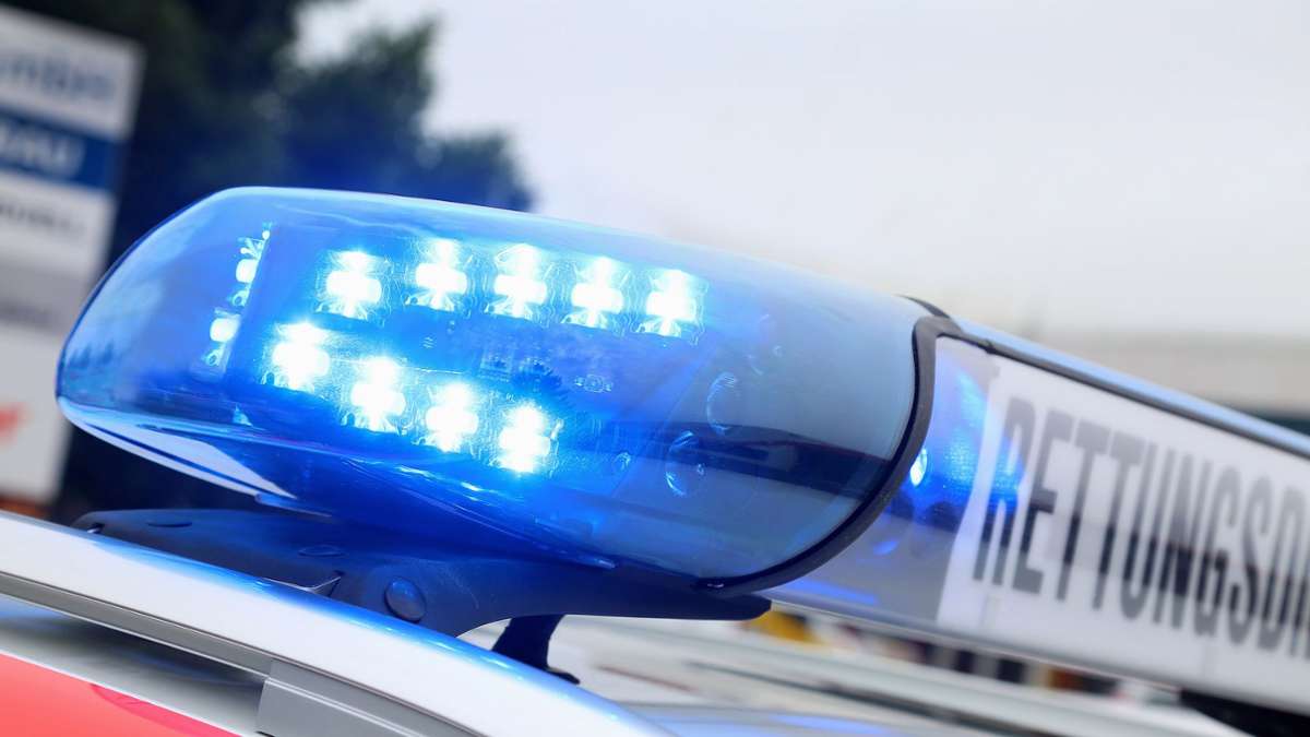 Stuttgart-Bad Cannstatt: Fünf Unbekannte schlagen Mann mit Glasflasche und rauben ihn aus