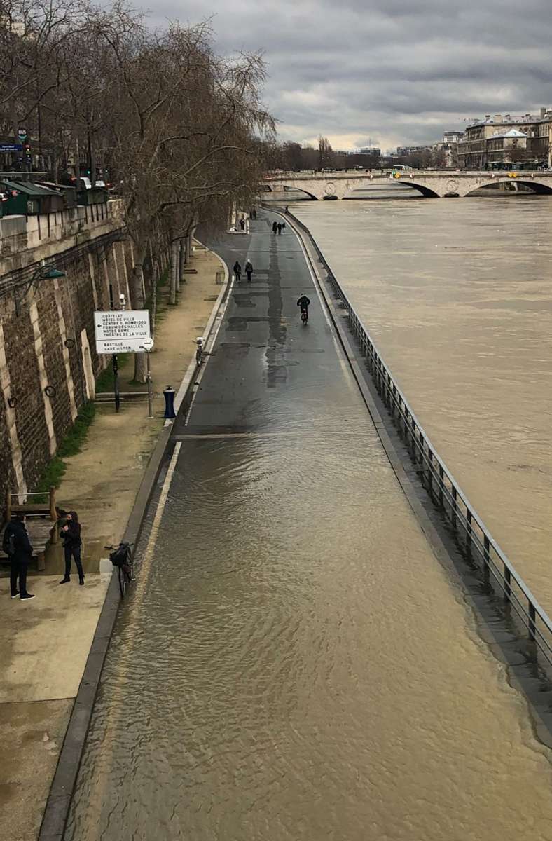 Einige Teile der Uferpromenade wurden durch den angestiegenen Pegel der Seine überschwemmt.
