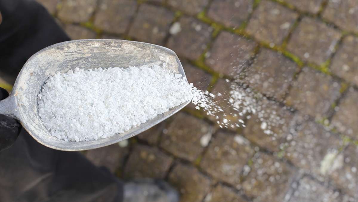 Darf man Salz streuen bei Glätte? (Ratgeber)
