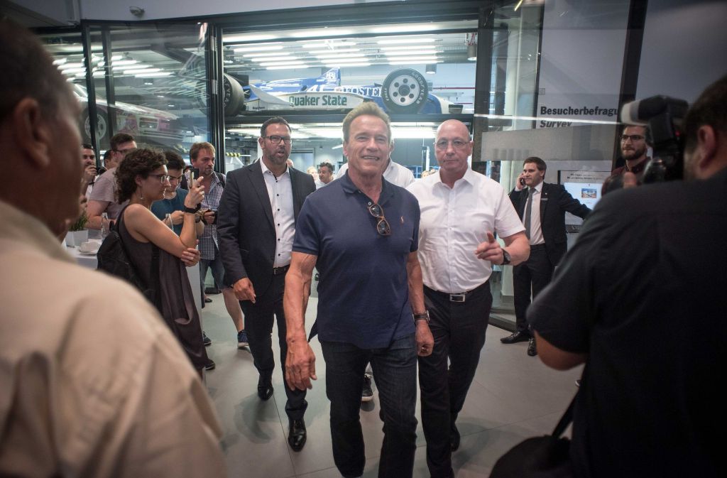 Arnold Schwarzenegger schaut sich das Porsche-Museum an.