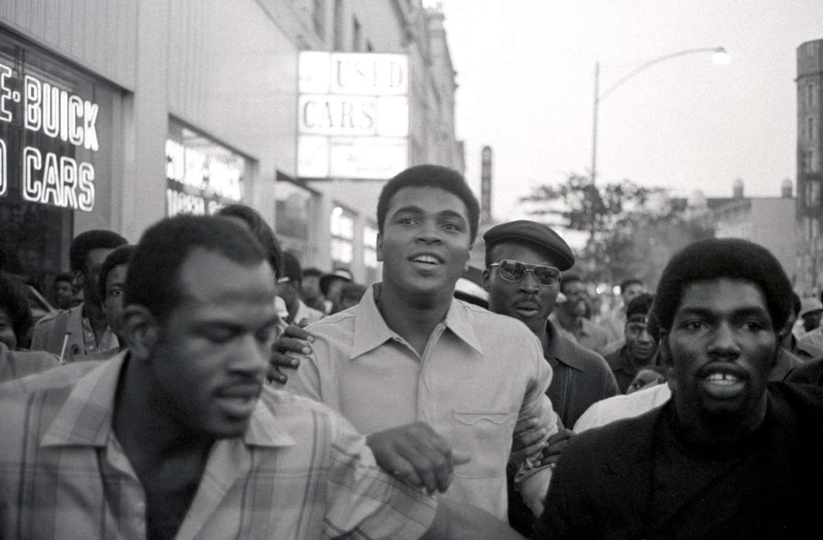 Ali mit Mitgliedern der Black Panther Party, New York, 1970
