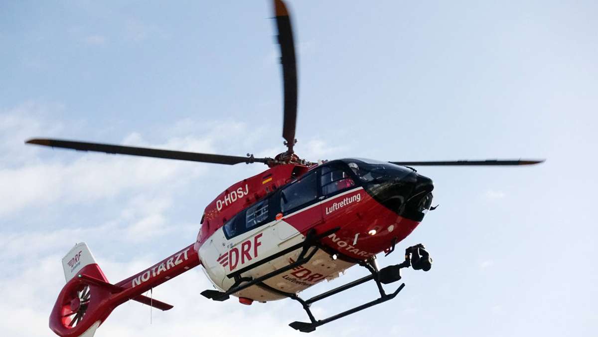 Rettungshubschrauber über Wendlingen: 26-Jähriger verletzt sich bei Arbeitsunfall schwer