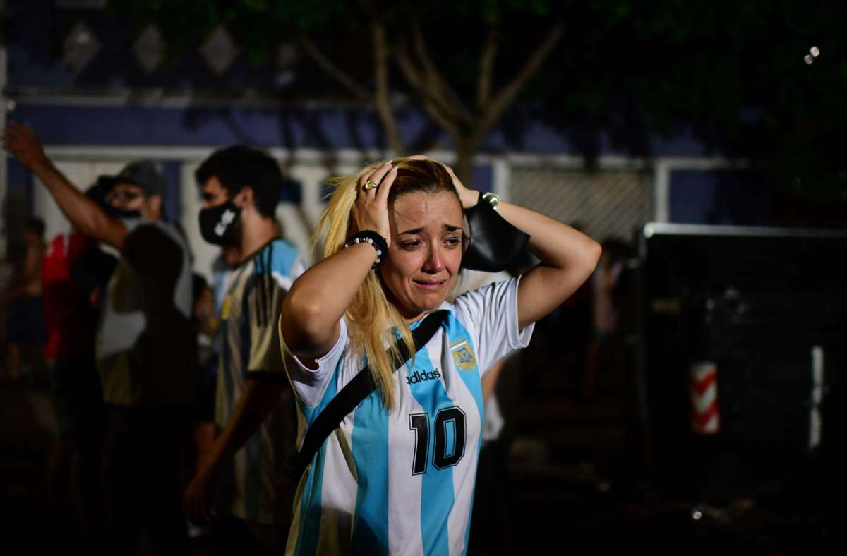 In Tränen aufgelöste Fans versammelten sich am Stadion in Buenos Aires.