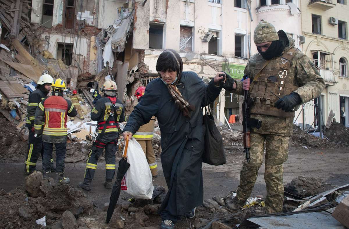 Ukrainische Verteidigungskräfte helfen Zivilisten in Charkiw.