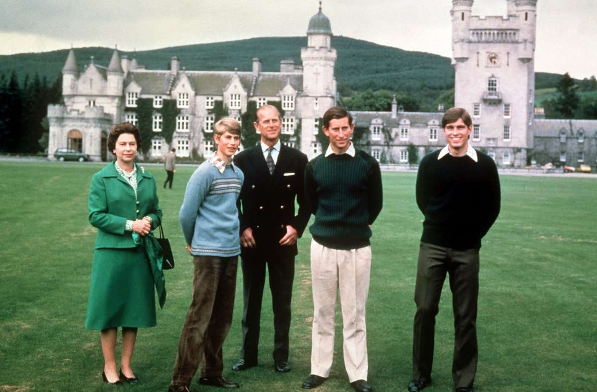 Urlaubsort mit Tradition: Die britische Königsfamilie ließ sich bereits 1979 vor Schloss Balmoral in Schottland ablichten. Bis heute gilt der Ort als bevorzugter Rückzugsort der Königin für den Sommer.
