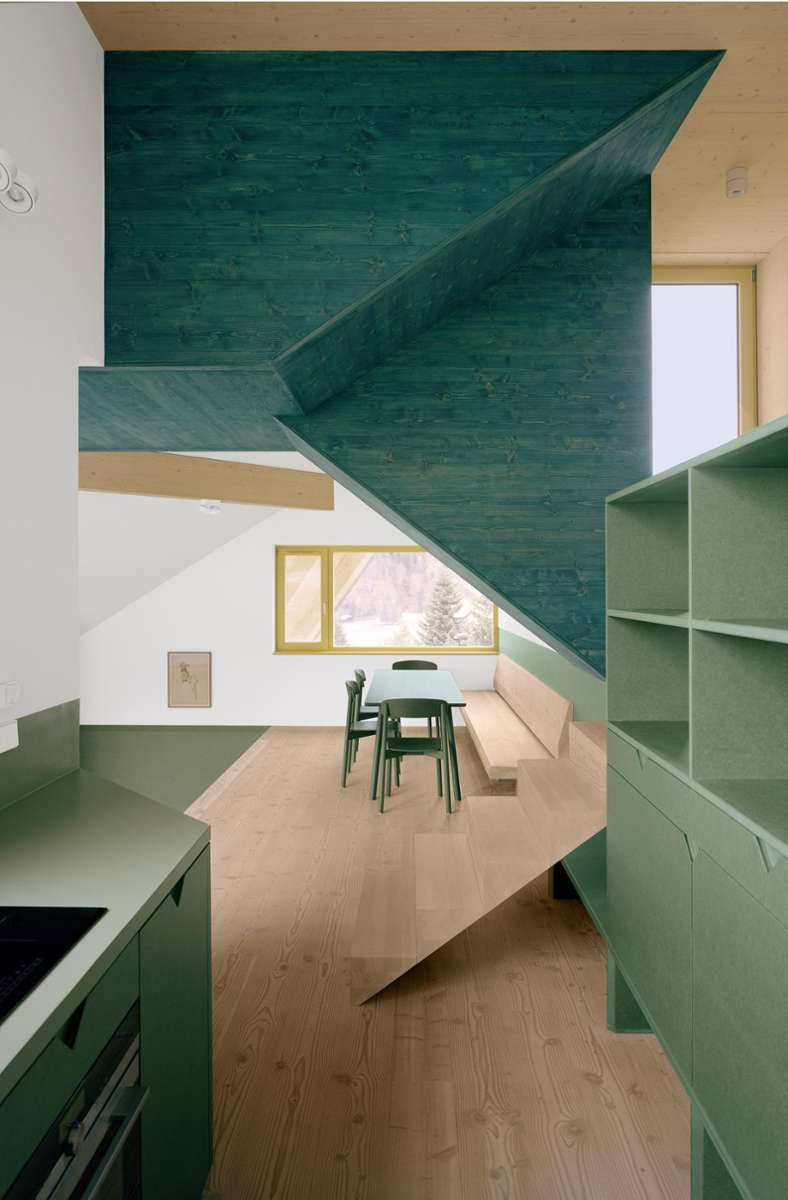 Grün und Braun – die Farben der Umgebung finden sich auch im Inneren des modern interpretierten Schwarzwaldhauses.