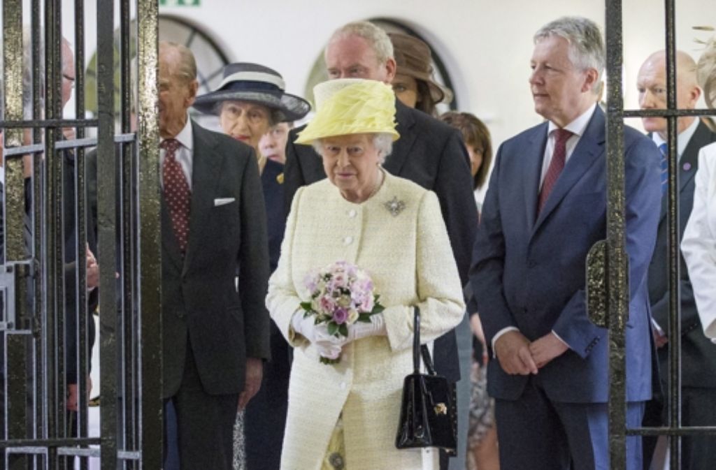 Die Queen besucht für drei Tage Nordirland. Unter anderem ließ sich die Königin durch das Belfaster Gefängnis Crumlin Road Gaol führen, in dem auch IRA-Mitglieder einsaßen.