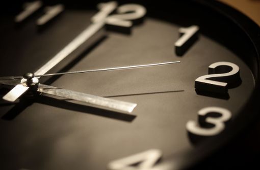 Um 03:00 Uhr nachts werden die Uhren um eine Stunde zurück gestellt. Foto: dpa/Friso Gentsch