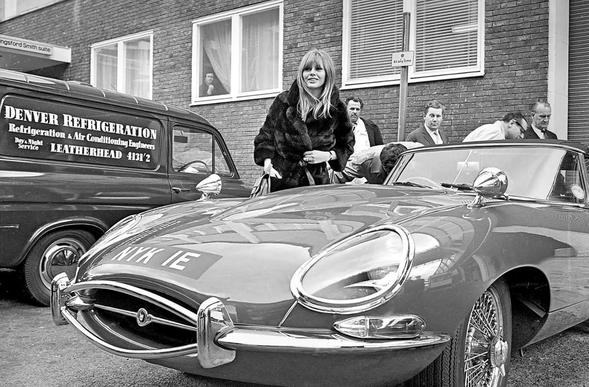 Die Schauspielerin Britt Ekland beim Neuwagenkauf. In den 60er Jahren war die Schwedin in London eine vielfotografierte Persönlichkeit.