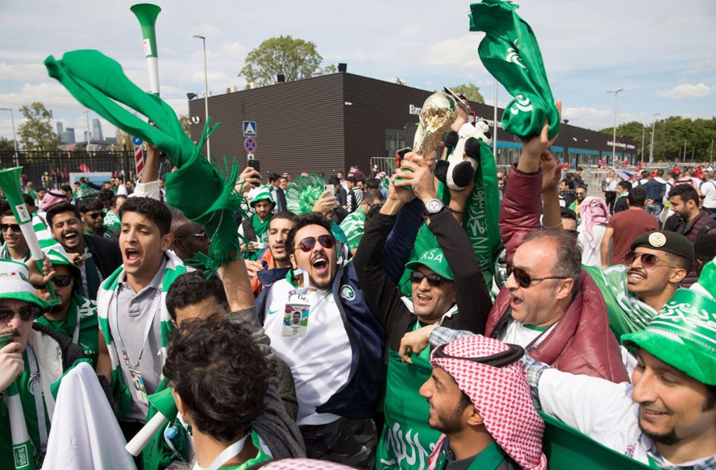 Fans von Saudi Arabien sammeln sich außerhalb des Moskauer Stadions Luschniki.
